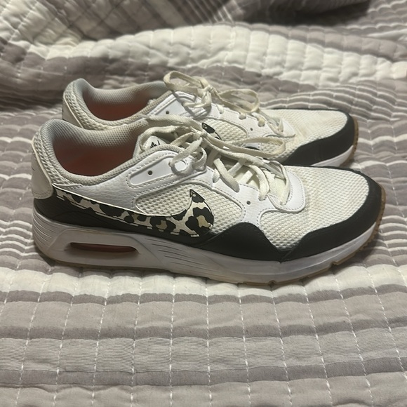 Women’s Nike Shoes - Picture 3 of 4